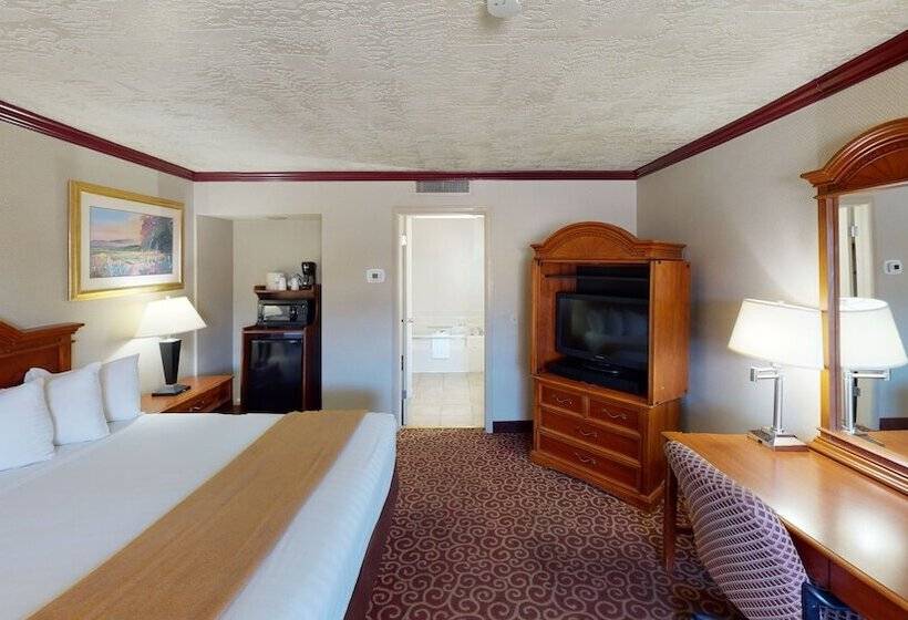 هتل Red Arrow Inn & Suites, A Travelodge By Wyndham