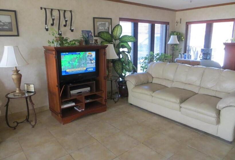 فندق Red Coach Inn