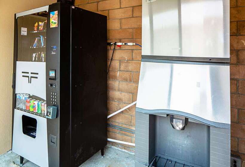 Отель Rodeway Inn At Nevada State Capitol