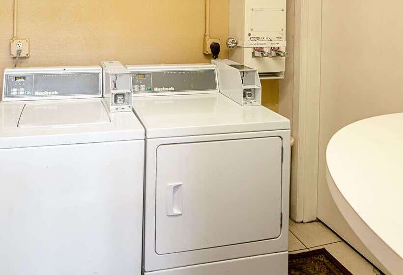 Отель Rodeway Inn At Nevada State Capitol