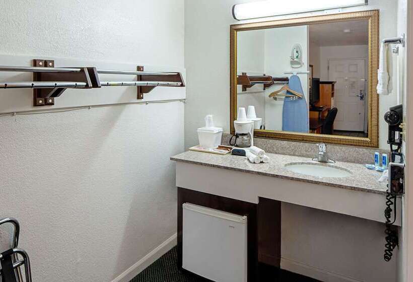 Отель Rodeway Inn At Nevada State Capitol