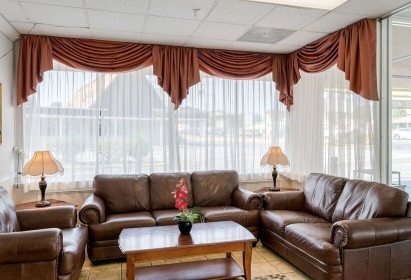 בית מלון כפרי Rodeway Inn University