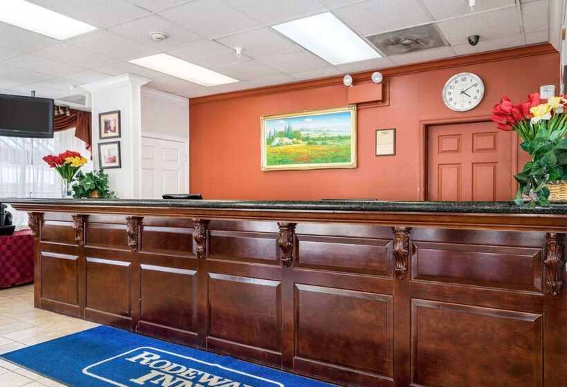 בית מלון כפרי Rodeway Inn University