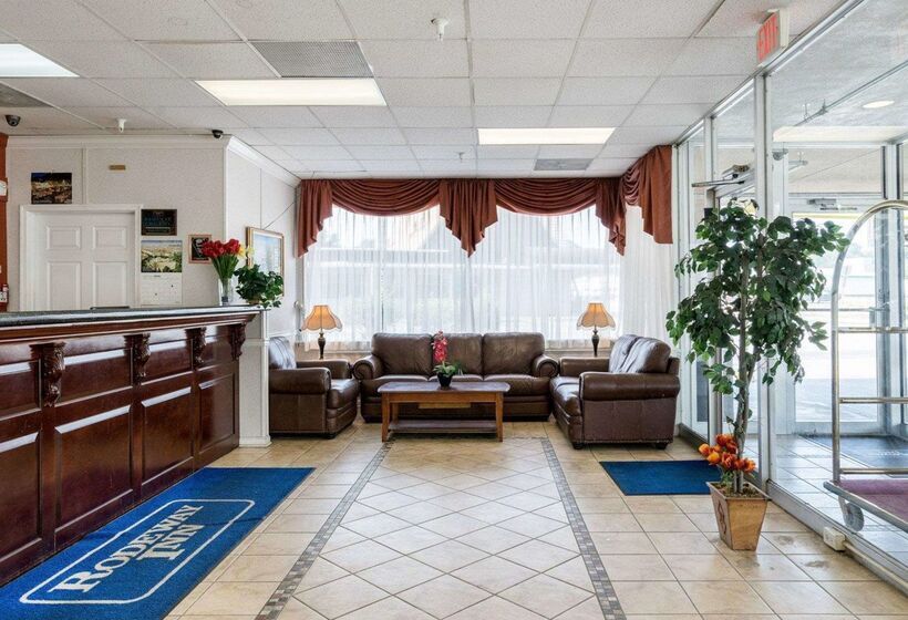 בית מלון כפרי Rodeway Inn University