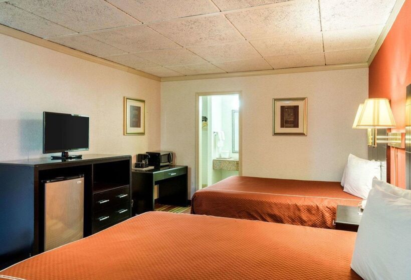 בית מלון כפרי Rodeway Inn University