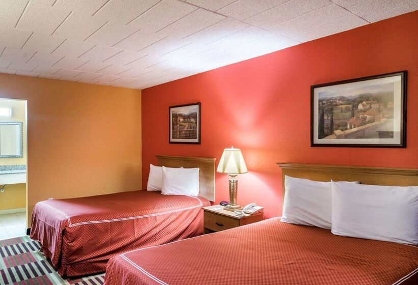 בית מלון כפרי Rodeway Inn University