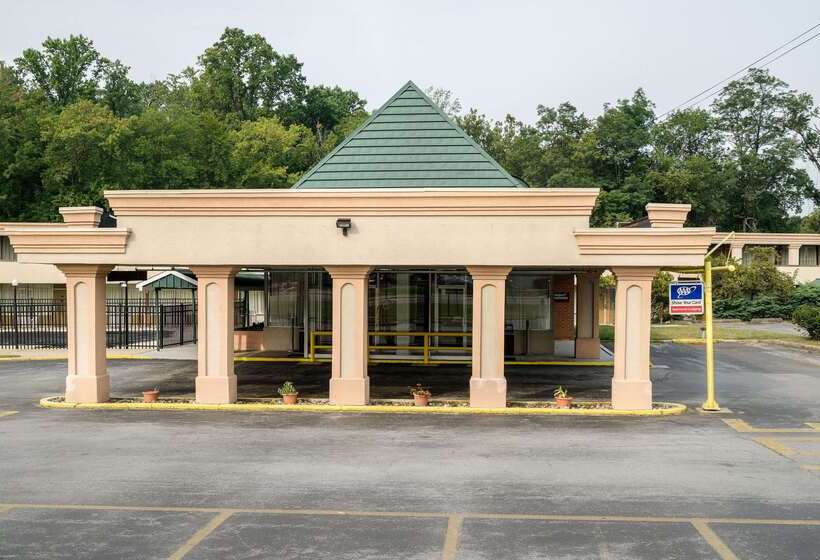 בית מלון כפרי Rodeway Inn University