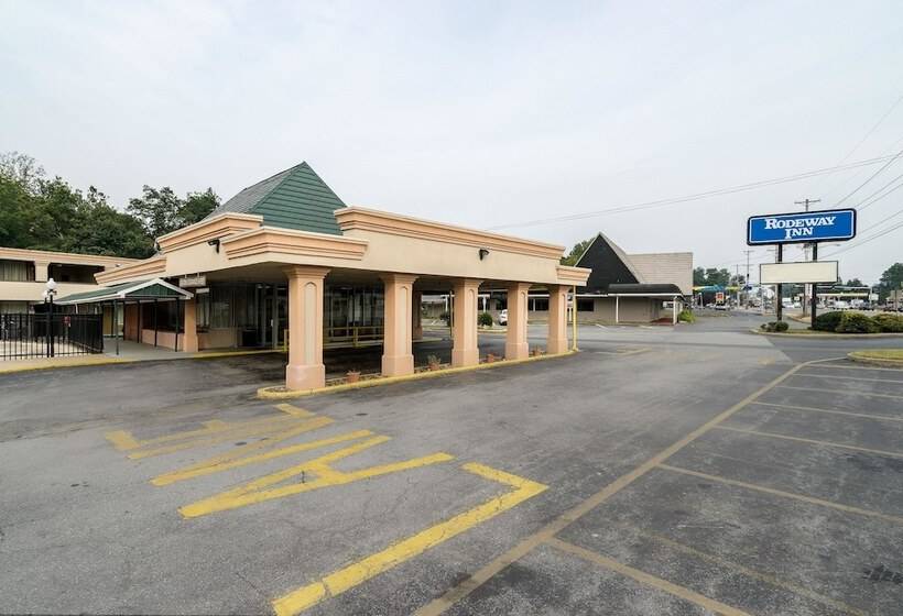 בית מלון כפרי Rodeway Inn University