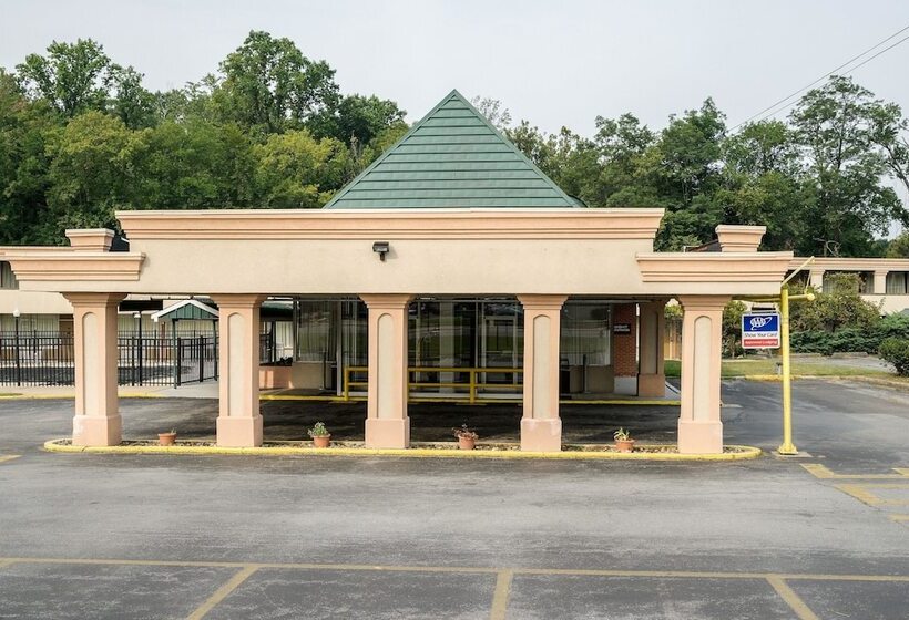 בית מלון כפרי Rodeway Inn University