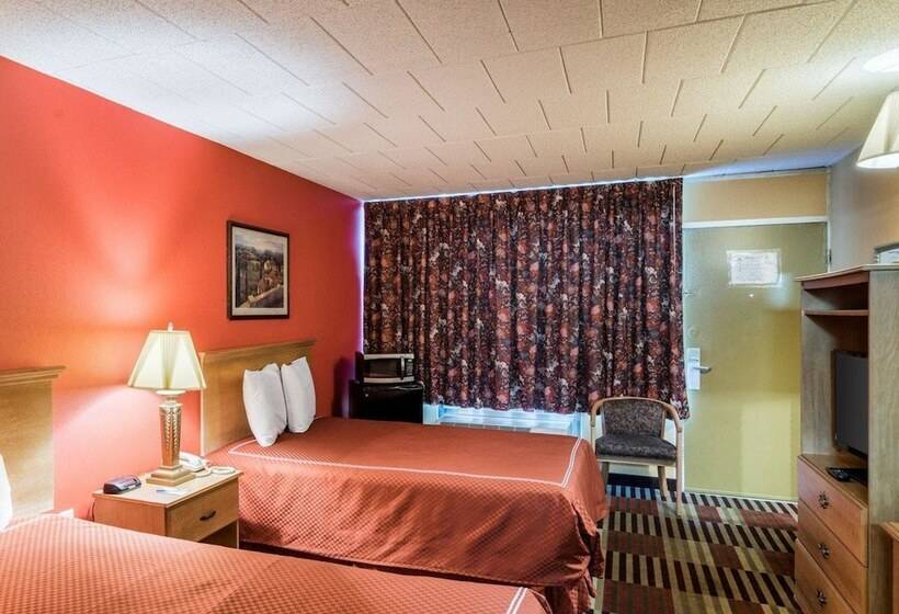 בית מלון כפרי Rodeway Inn University