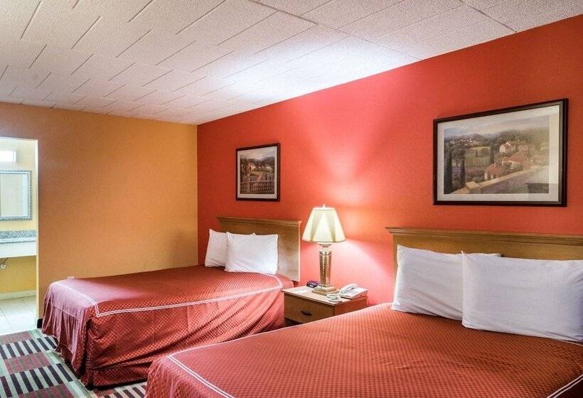 בית מלון כפרי Rodeway Inn University