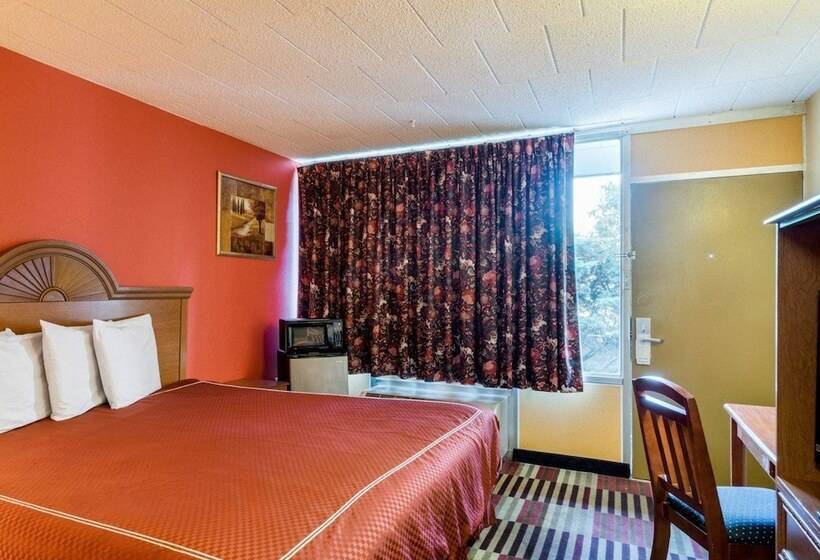 בית מלון כפרי Rodeway Inn University