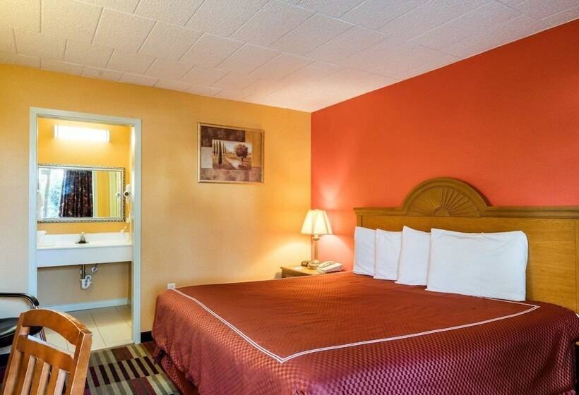 בית מלון כפרי Rodeway Inn University