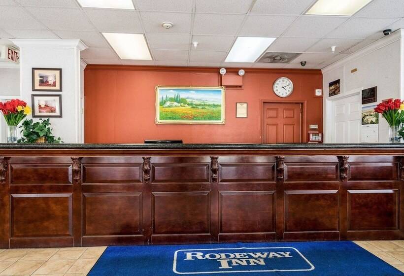 בית מלון כפרי Rodeway Inn University