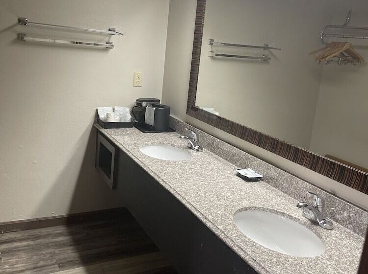 فندق Royal Inn & Suites