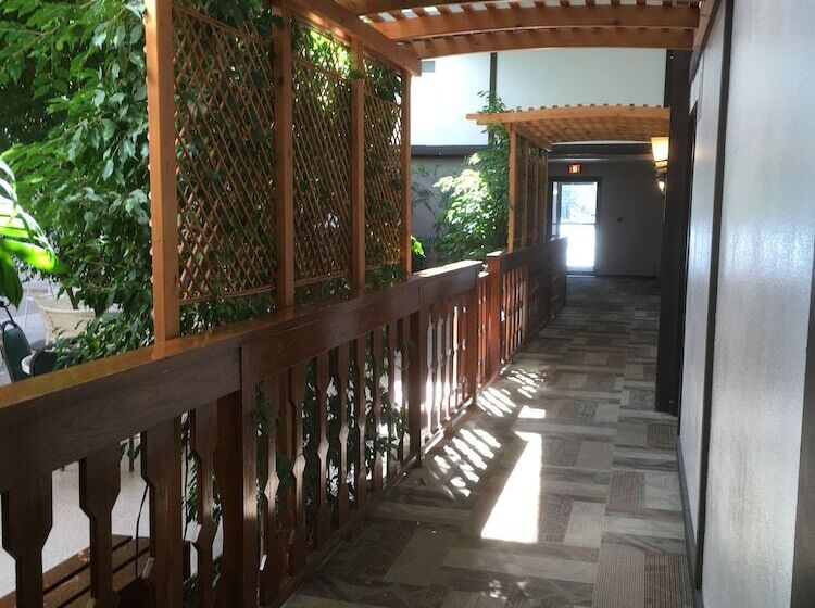 فندق Shawano Four Seasons