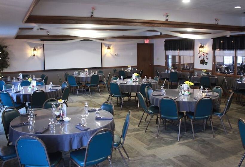 فندق Shawano Four Seasons