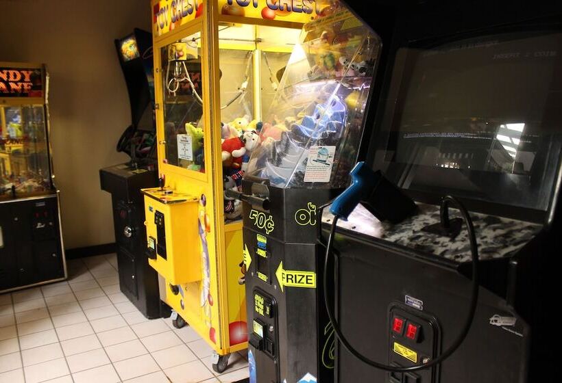 فندق Shawano Four Seasons