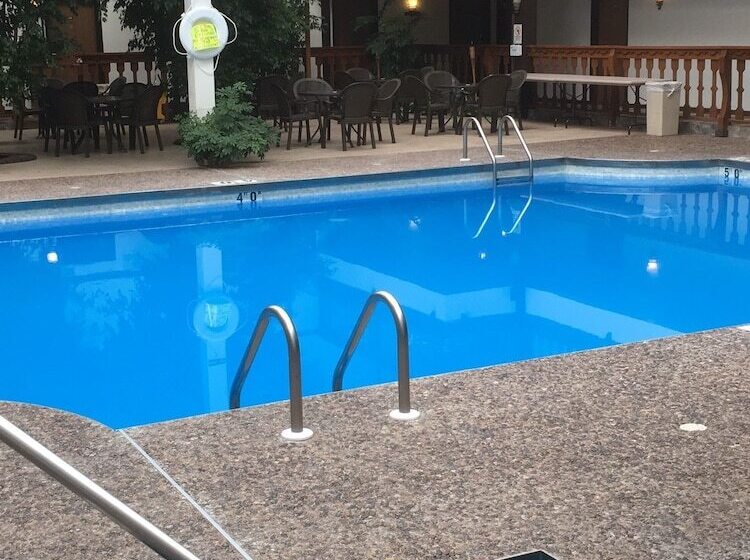 فندق Shawano Four Seasons