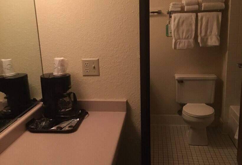 فندق Shawano Four Seasons