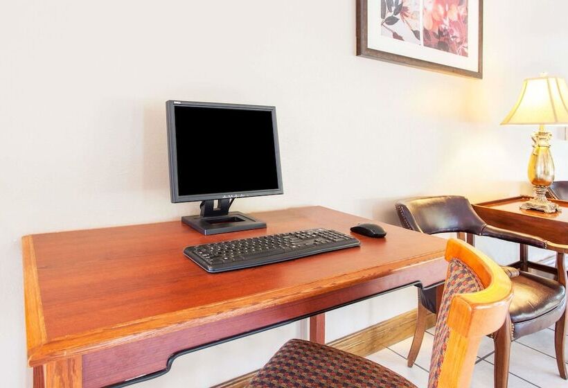 בית מלון כפרי Super 8 By Wyndham Atchison