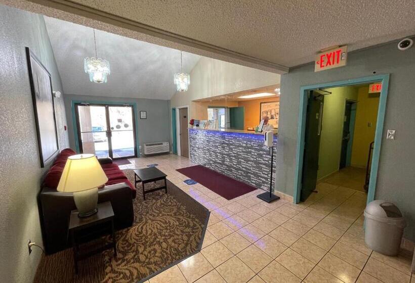 فندق Super 8 By Wyndham Hancock Md