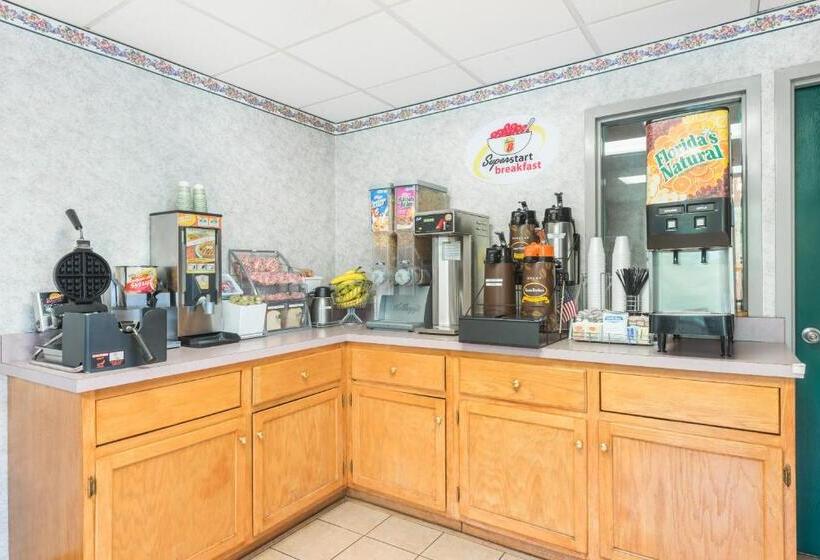 فندق Super 8 By Wyndham Hancock Md