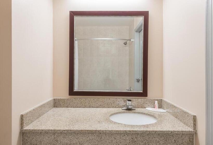 فندق Super 8 By Wyndham Hancock Md