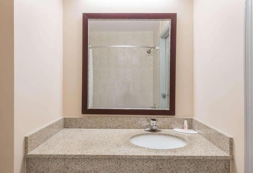 فندق Super 8 By Wyndham Hancock Md