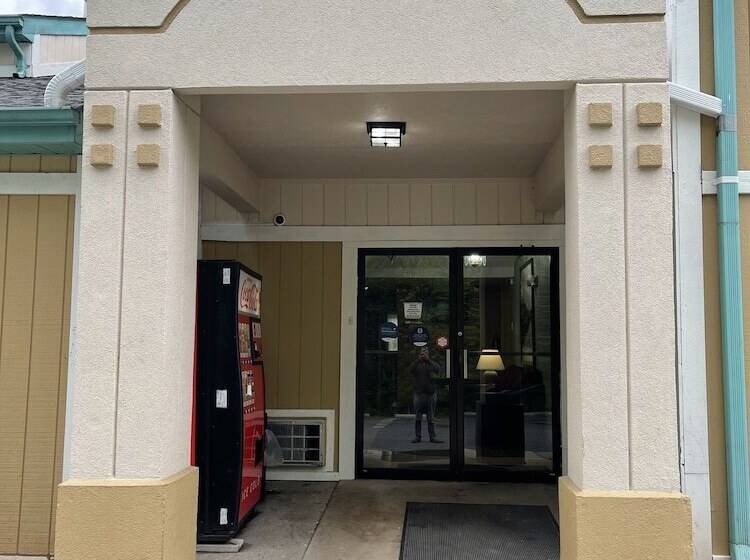 فندق Super 8 By Wyndham Hancock Md