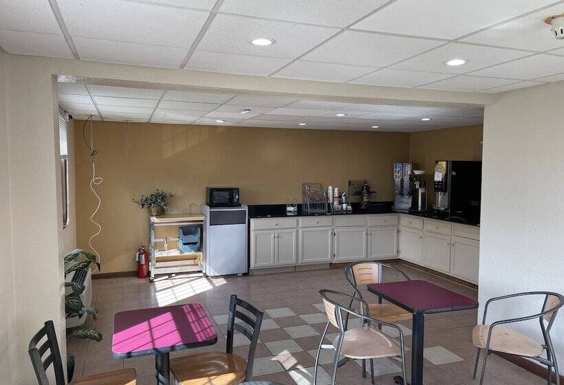 فندق Super 8 By Wyndham Hancock Md