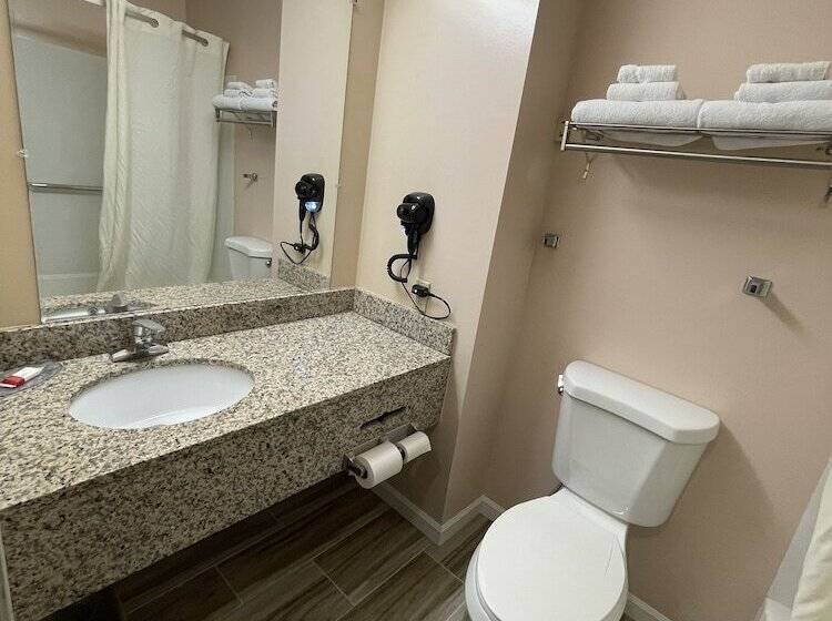 فندق Super 8 By Wyndham Hancock Md