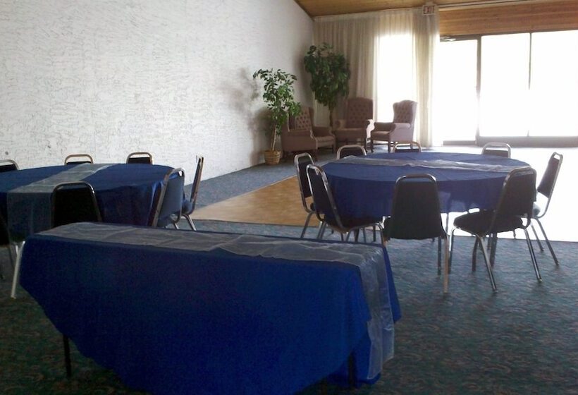 فندق Swiss Chalet Inn