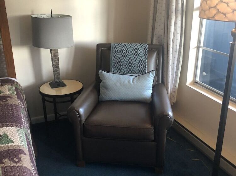 فندق Swiss Chalet Inn