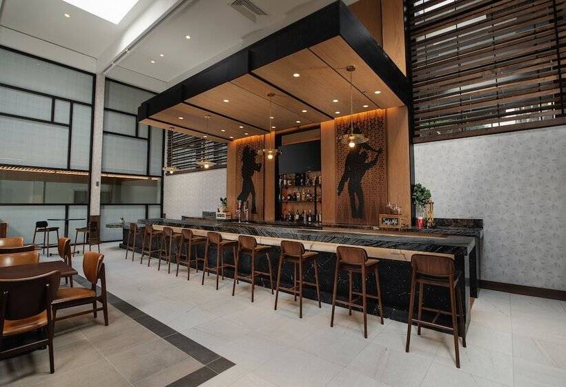 Отель The Beeman