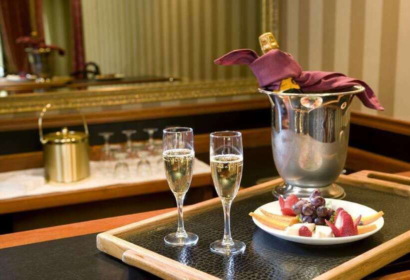 The Hotel Captain Cook