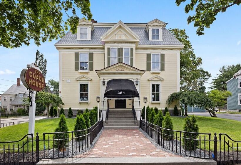 فندق The Coach House