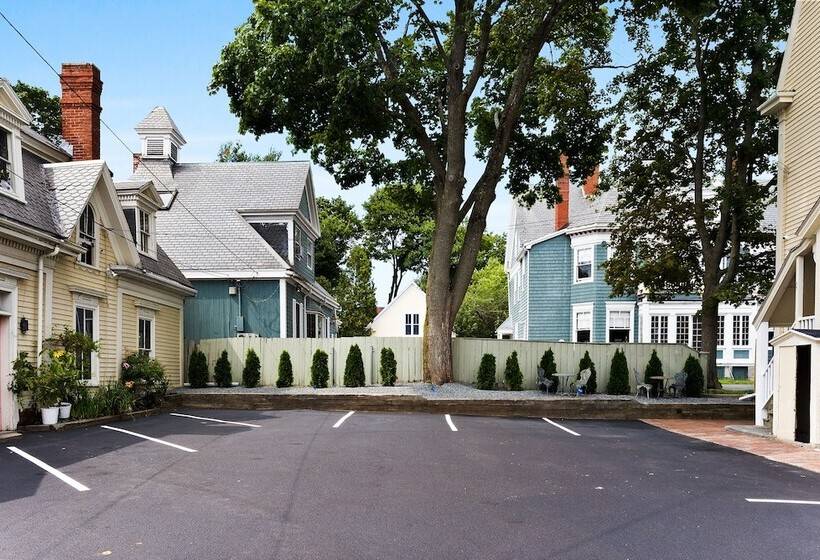 فندق The Coach House