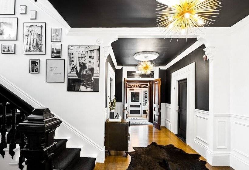 فندق The Coach House