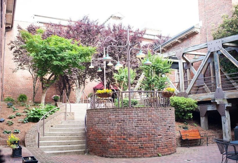 בית מלון כפרי The Historic Brookstown Inn, Trademark Collection By Wyndham