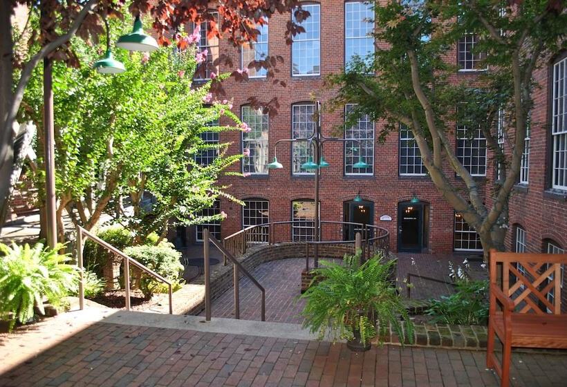 בית מלון כפרי The Historic Brookstown Inn, Trademark Collection By Wyndham