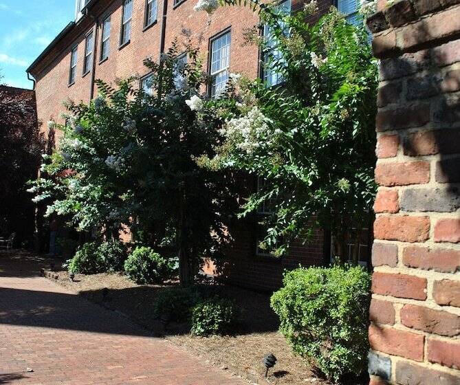 בית מלון כפרי The Historic Brookstown Inn, Trademark Collection By Wyndham