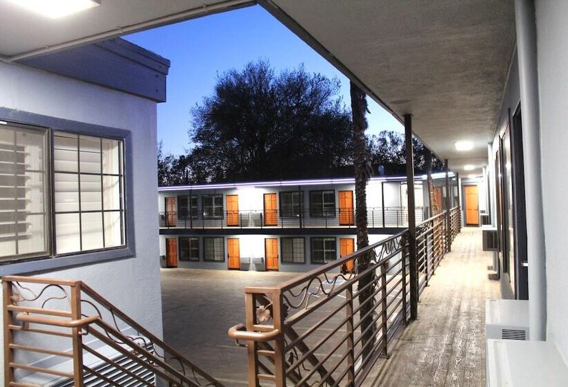 בית מלון כפרי The Vine Inn Davis