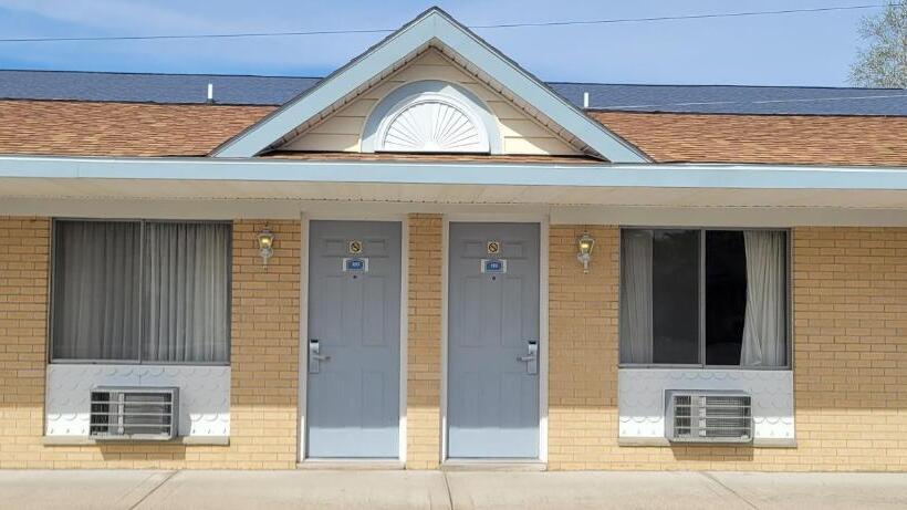 בית מלון כפרי Thunderbird Inn Of Mackinaw City