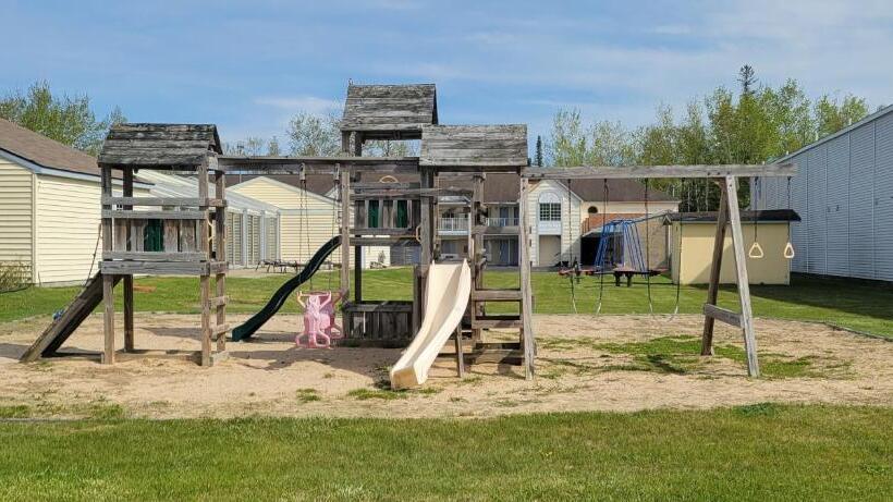 בית מלון כפרי Thunderbird Inn Of Mackinaw City