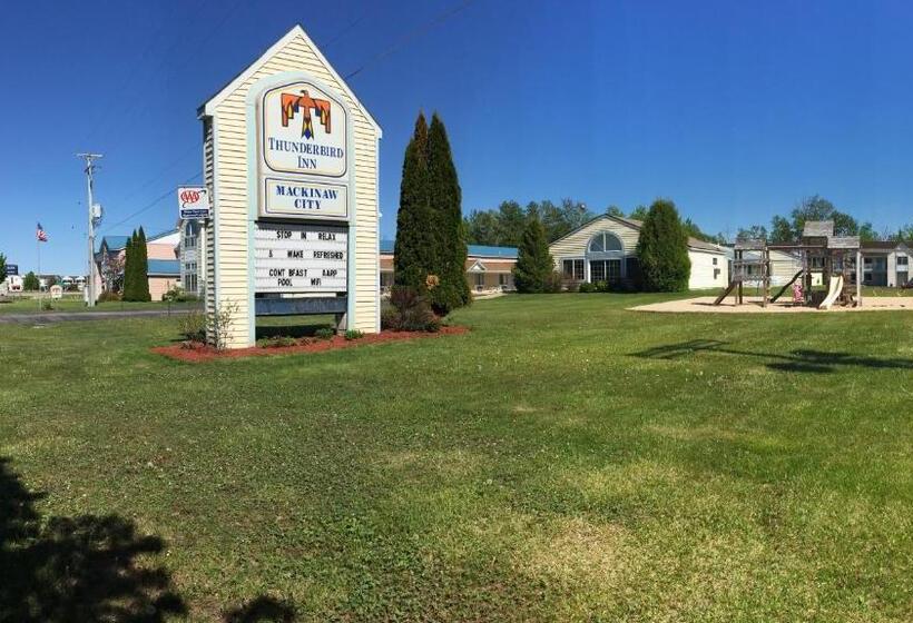 בית מלון כפרי Thunderbird Inn Of Mackinaw City