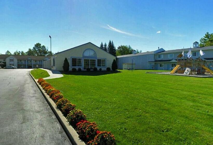 בית מלון כפרי Thunderbird Inn Of Mackinaw City