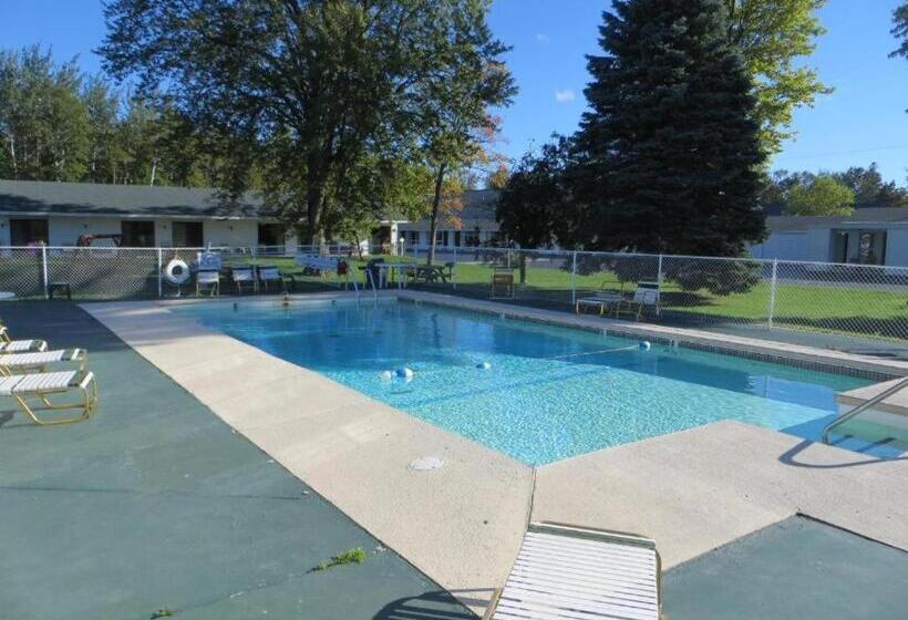 בית מלון כפרי Thunderbird Inn Of Mackinaw City