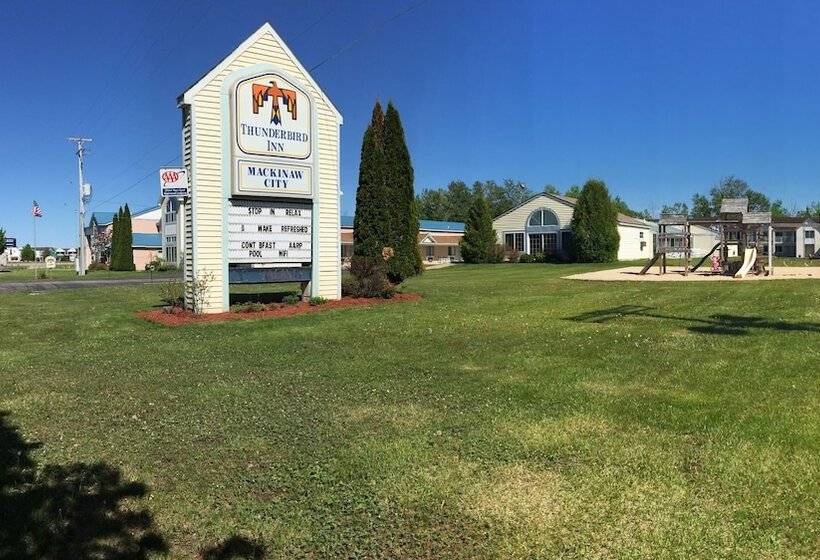 בית מלון כפרי Thunderbird Inn Of Mackinaw City
