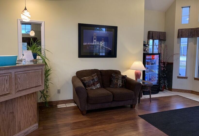 בית מלון כפרי Thunderbird Inn Of Mackinaw City